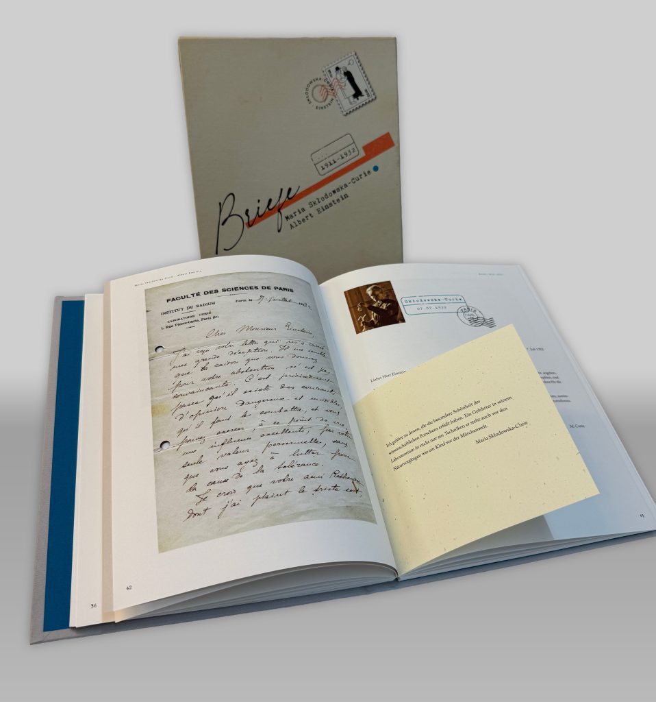 Buch mit Schuber, aufgeschlagen