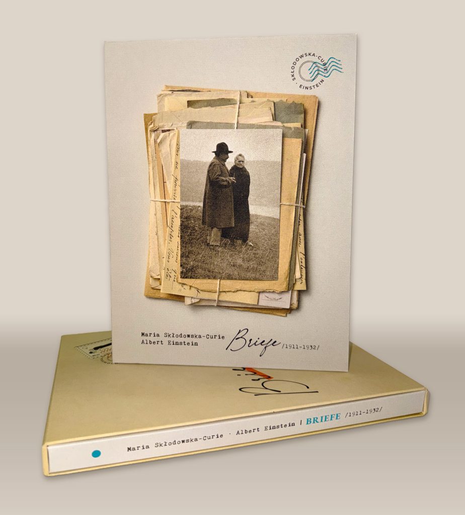 Buch mit Schuber, stehend